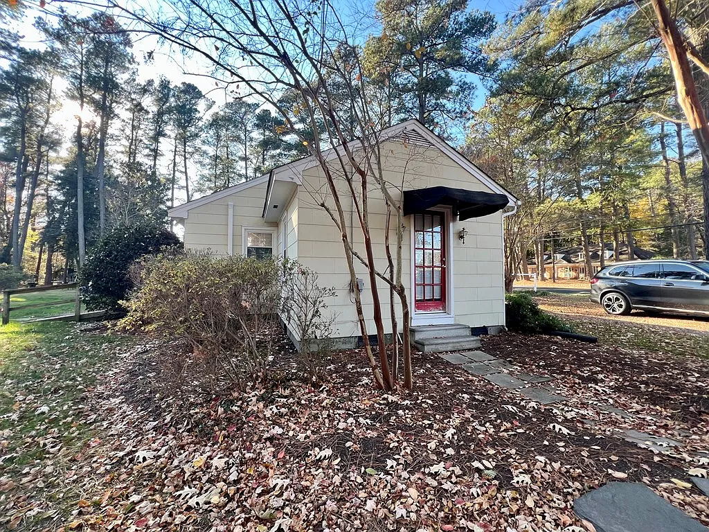 3 bed, 1.0 bath, 1104 sqft, $2,500 — Photo 2