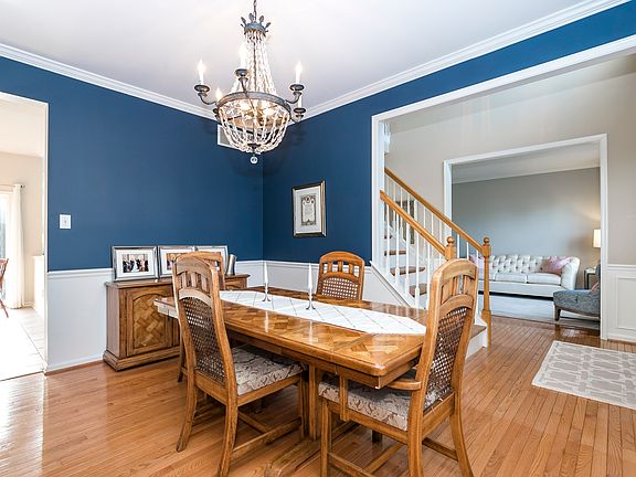 5th image of 122 Moorehall Dr