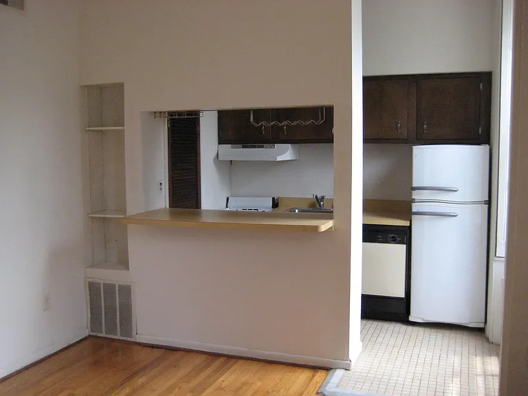1929 Spring Garden St #2F — Photo 2