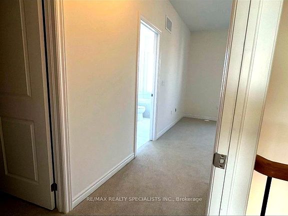 4th image of 60 Inverary Cres