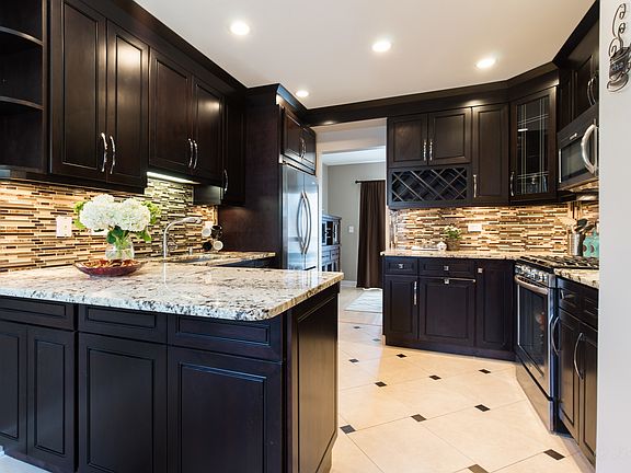 3rd image of 3056 N Daniels Ct #203