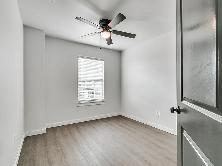 321 Mooring Dr — Photo 9