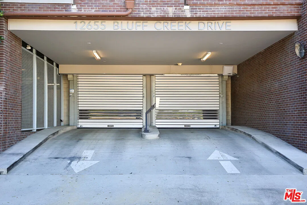 2 bed, 2.0 bath, 820 sqft, $4,295 — Photo 2