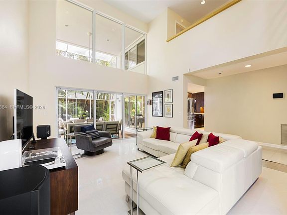3rd image of 2721 SW 22nd Ave #C