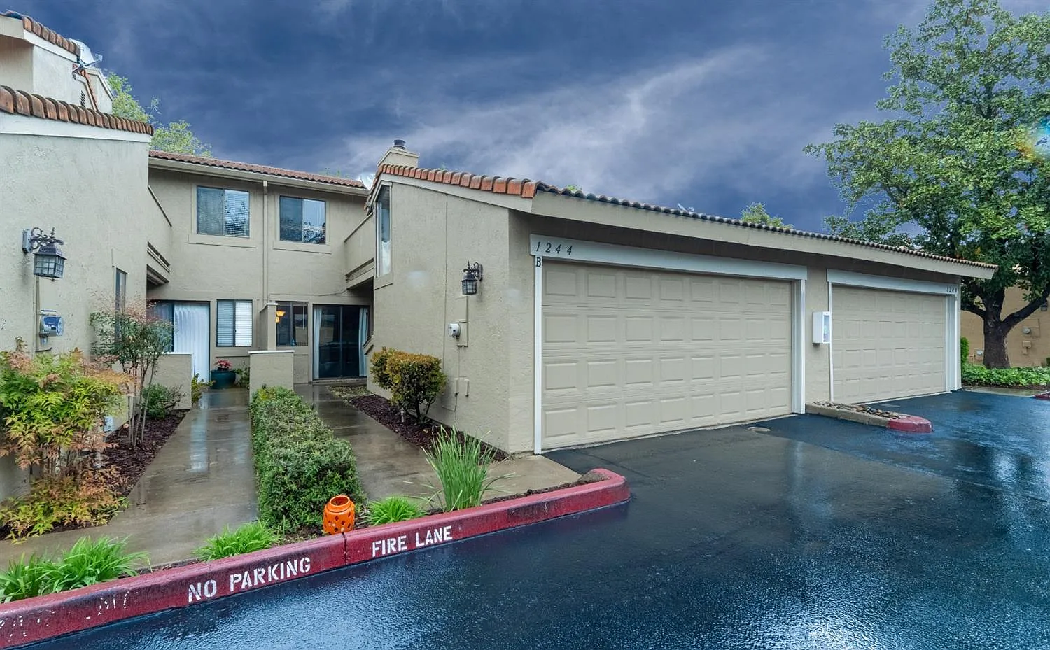 1244 W Roseburg Ave APT B photo 1