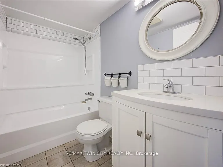 3227 King St E #503 — Photo 16
