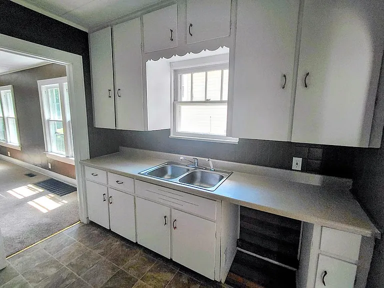 455 Allenford St — Photo 4