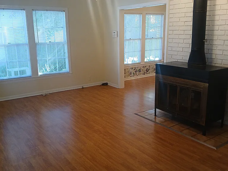 920 Iris St — Photo 3