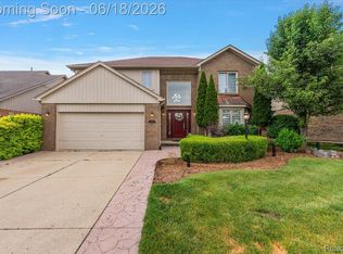 1043 River Mist Dr, Rochester, MI 48307