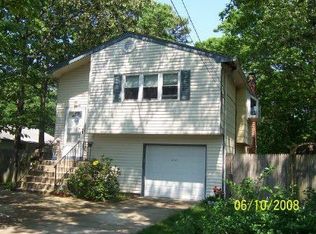 9 Robinwood St, Mastic, NY 11950