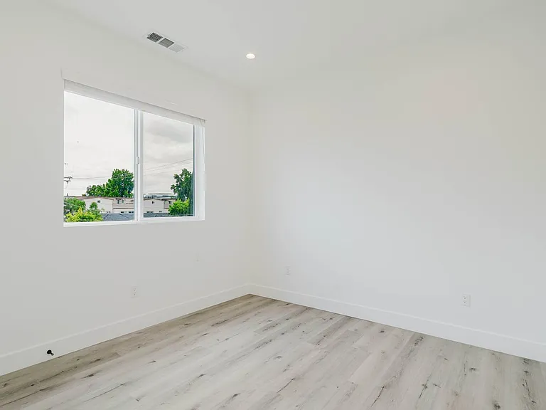 10853 Otsego St — Photo 23
