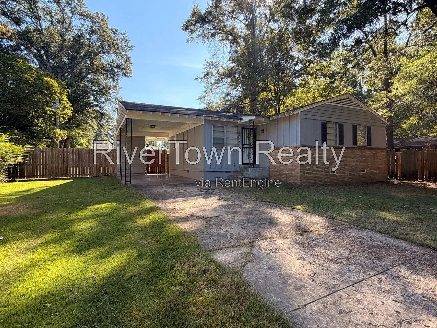 3 bed, 1.0 bath, 1009 sqft, $1,195 — Photo 2