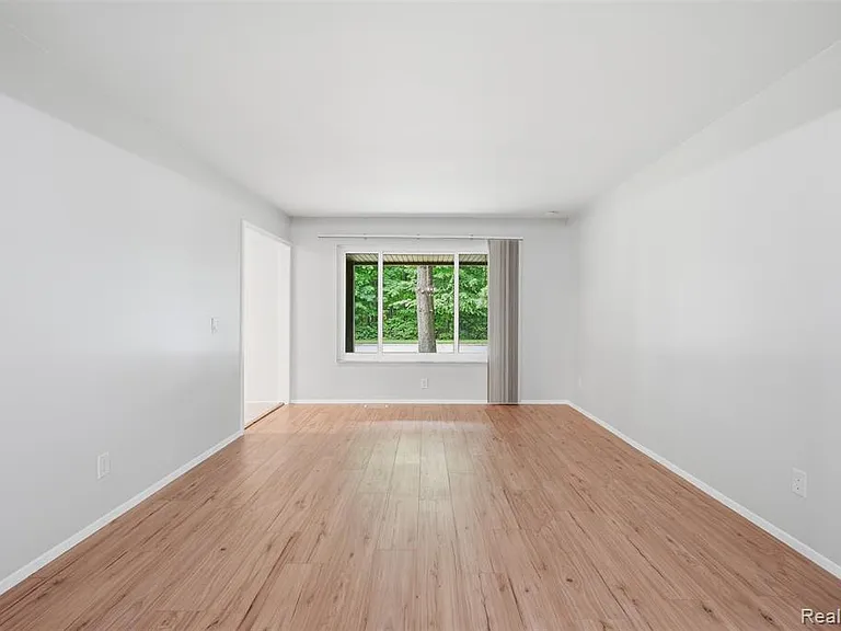 1880 Welling Dr — Photo 7