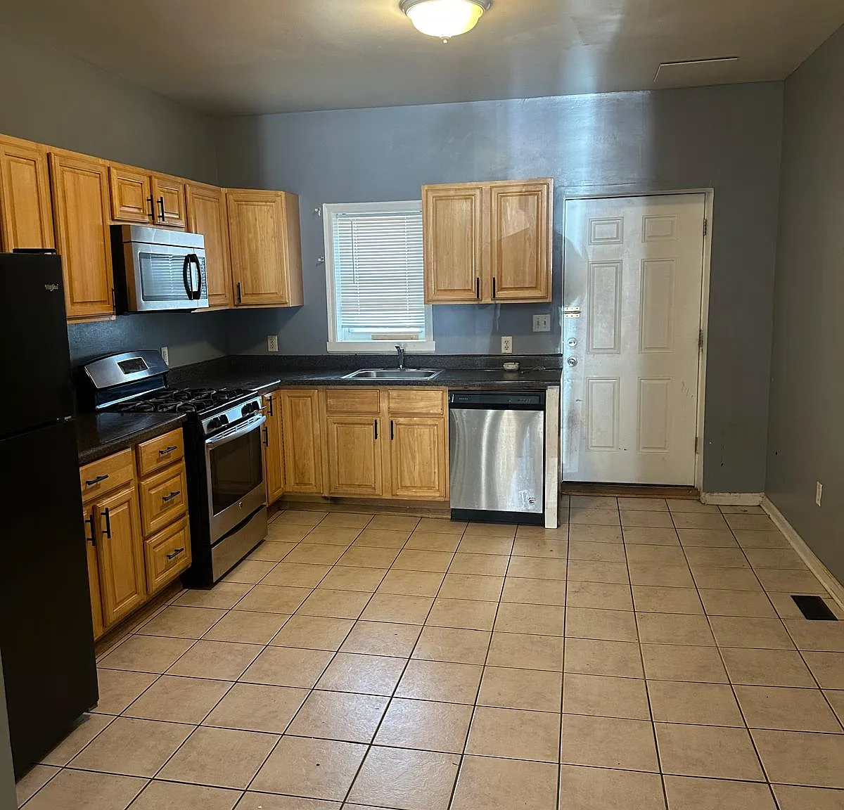3 bed, 1400 sqft, $1,425 — Photo 3