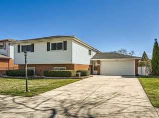 681 Manor Ct, Des Plaines, IL 60016