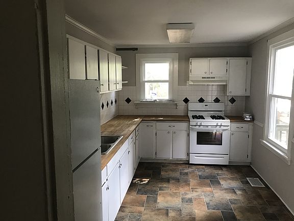 4th image of 327 S Laurel St