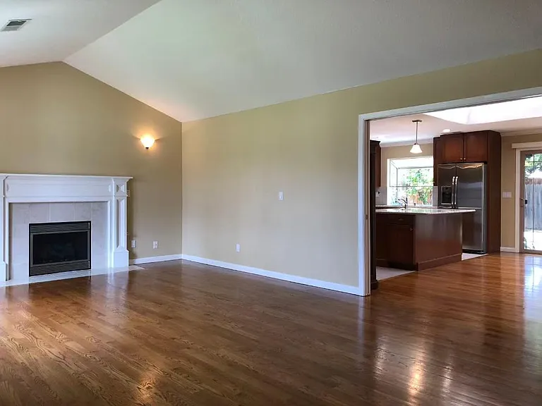 920 Rockdale Dr — Photo 4