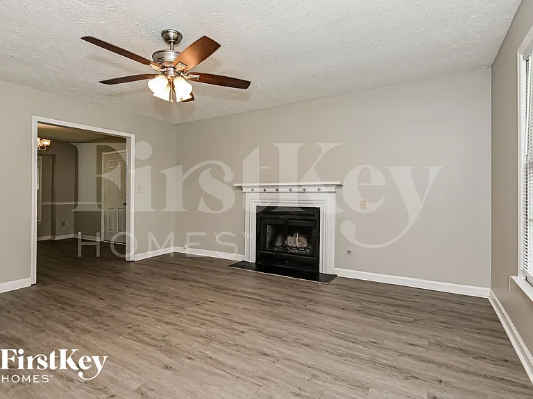 3900 Hadley Farm Dr — Photo 4