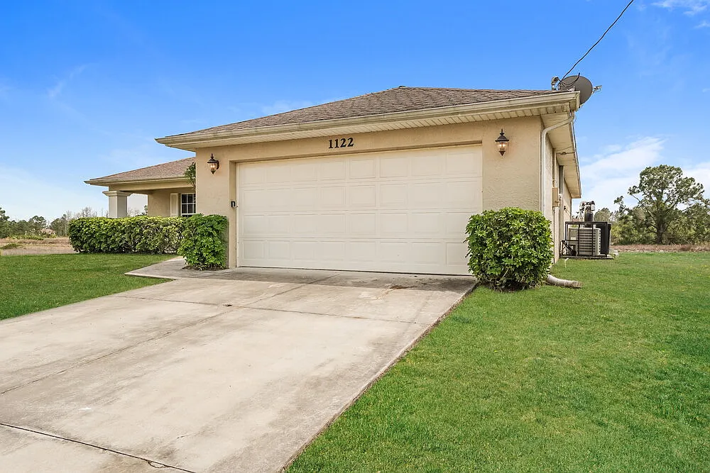 3 bed, 2.0 bath, 1408 sqft, $2,005 — Photo 2