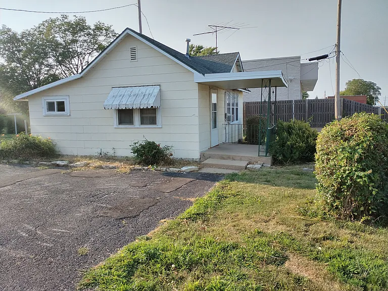609 East St — Photo 1