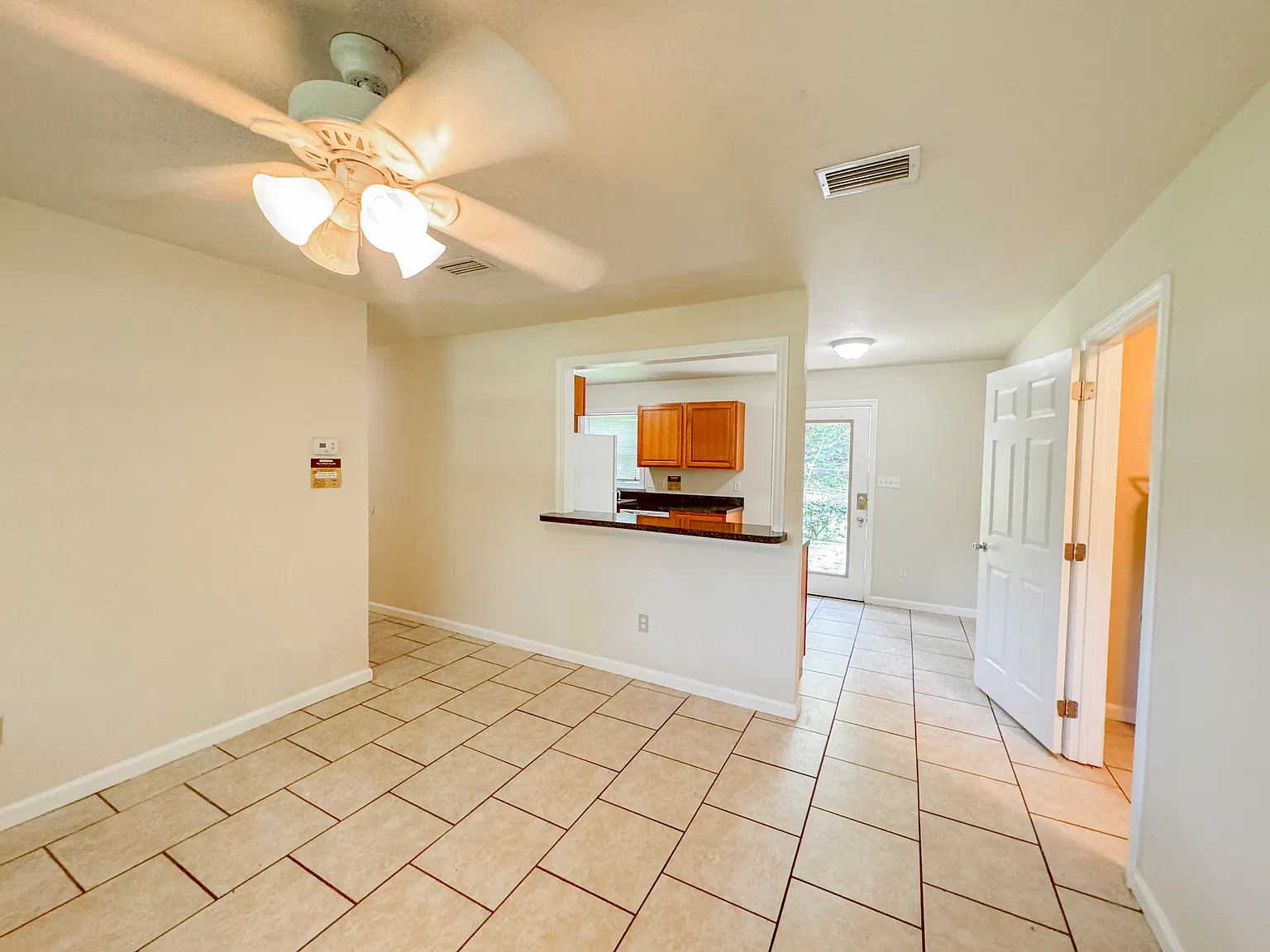 3 bed, 1200 sqft, $2,040 — Photo 2