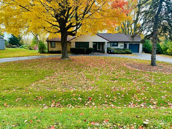 7000 S Phyllis Ln, Franklin, WI 53132