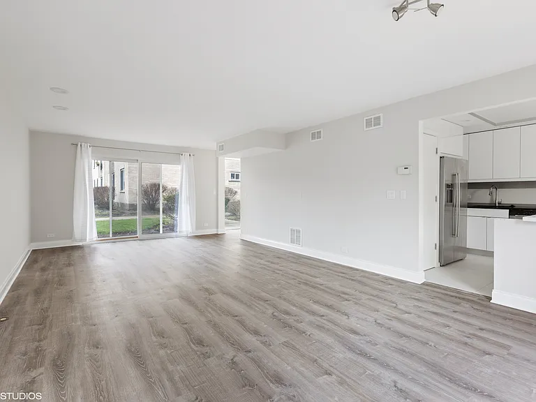 158 Green Bay Rd — Photo 3