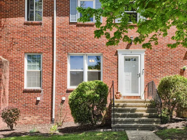 2 Fairfax Vlg S, Harrisburg, PA 17112