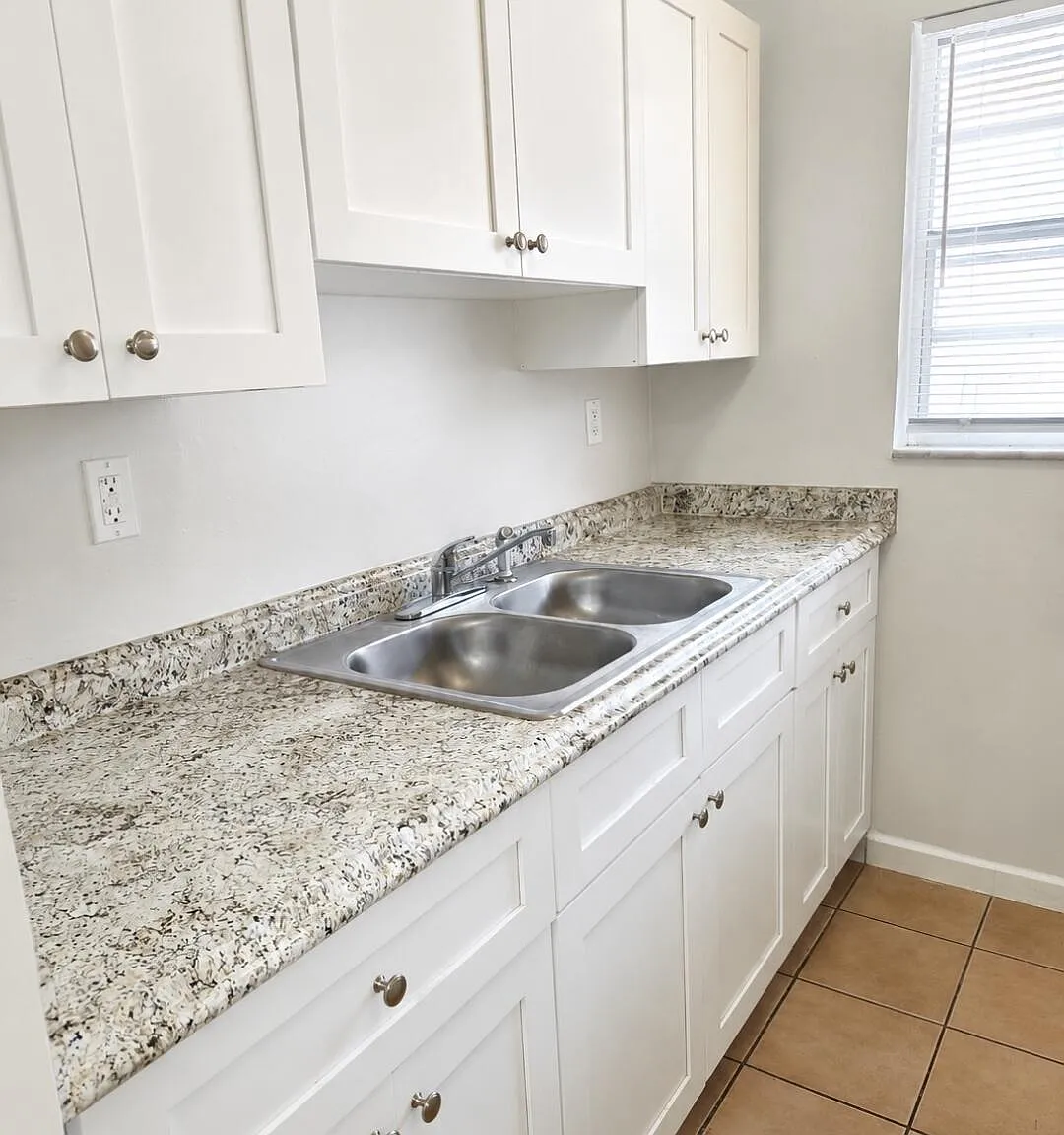 3 bed, 1.0 bath, 798 sqft, $2,300 — Photo 2