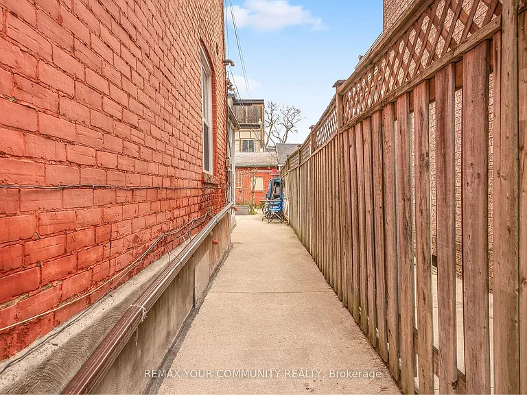 151 Dovercourt Rd #1 — Photo 16