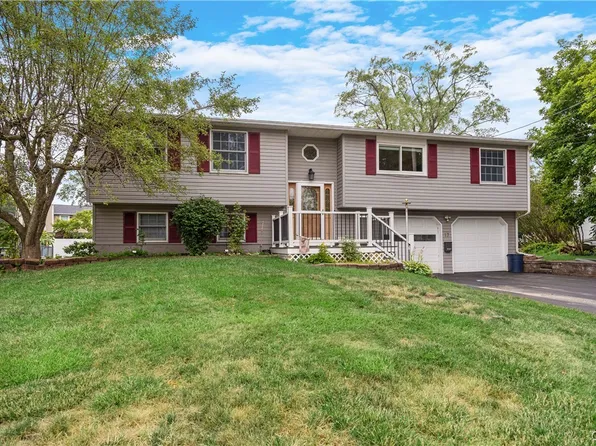 17 Lowell Rd, Liverpool, NY 13090