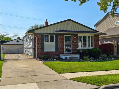 28121 Gladstone St, Saint Clair Shores, MI, 48081