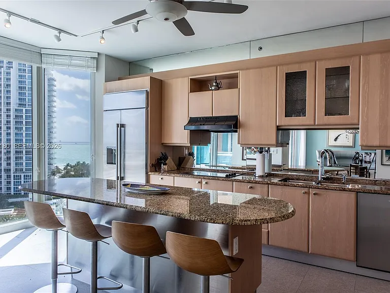 300 S Pointe Dr #1502 — Photo 2