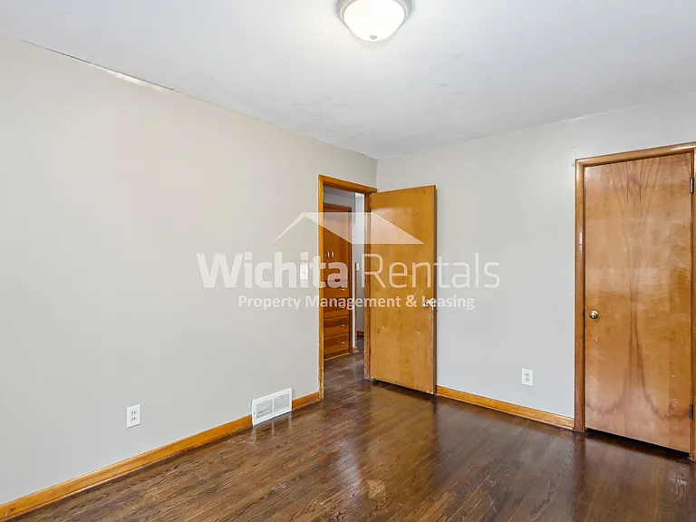 2920 W Taft St — Photo 9