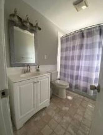 Bathroom (tub & shower)