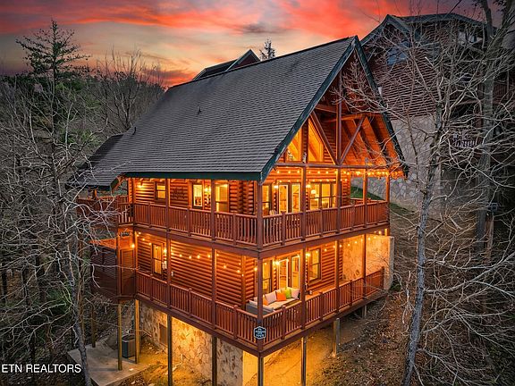 3rd image of 1723 Summit View Way