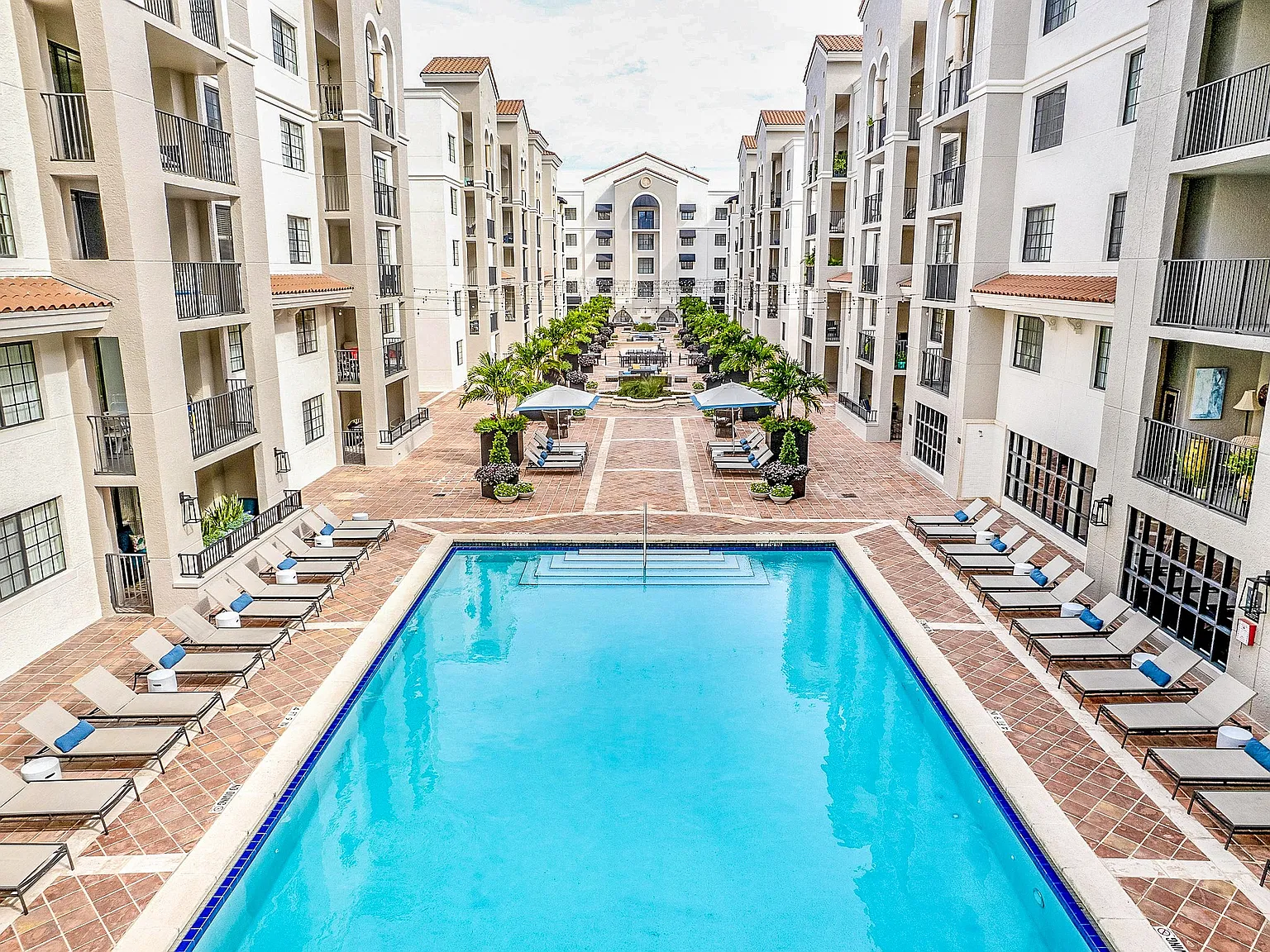 Gables Grand Plaza Apartments — Photo 3