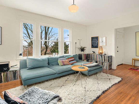 Another living room configuration