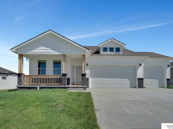 230 Kristi Ln, Hickman, NE 68372