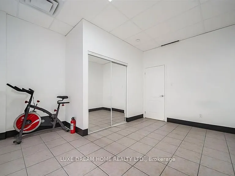 842 Dundas St W — Photo 11