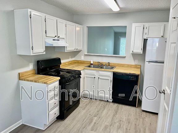 3rd image of 707 Farmdale Way NE