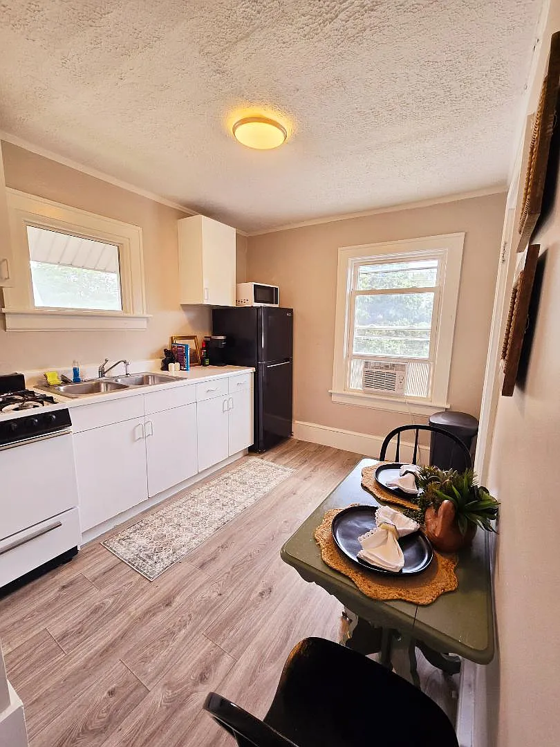 165 Oak Park - 3 *Furnished* — Photo 2