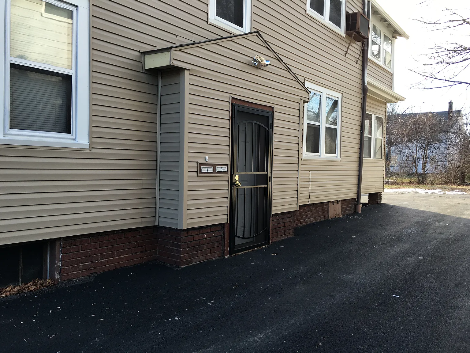 3 bed, 1300 sqft, $1,100 — Photo 2