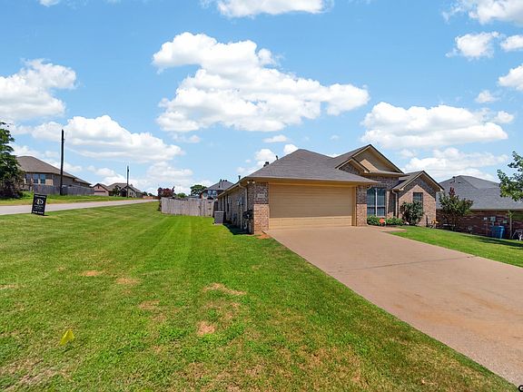3rd image of 964 Redbud Ln