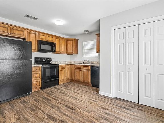 4th image of 119 Davis St