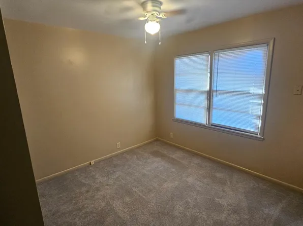 1017 N Main St APT 3, Hutchinson, KS 67501
