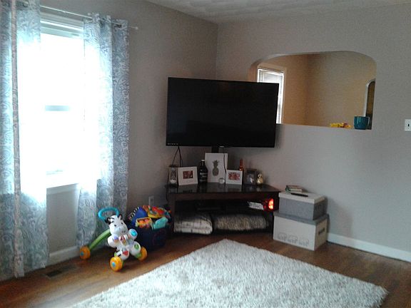 4th image of 2343 Seabury Ave