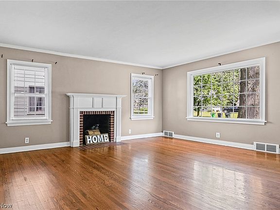 4th image of 1042 Kingsway St