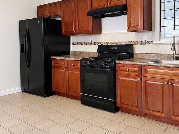 2nd image of 816 Hunterdon St Floor 1