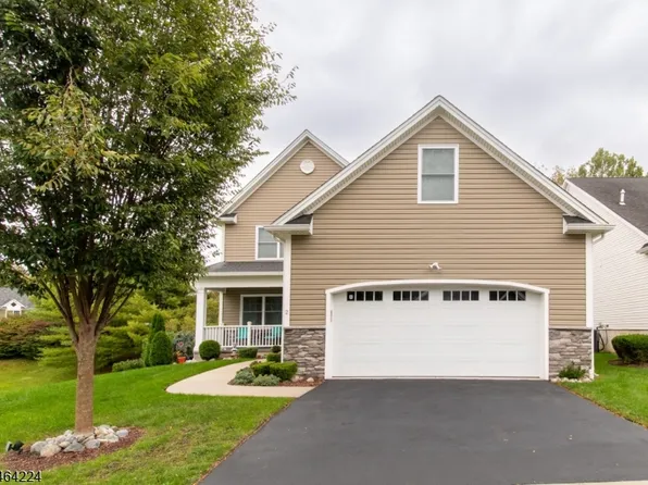 2 Bluffs Ct, Hamburg Boro, NJ 07419